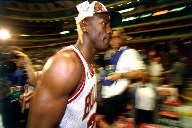 拜仁官方向巴黎道歉 球迷拉横幅未得到拜仁授权